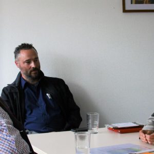 v.l.: Albrecht und Jürgen Staab von der Energiegenossenschaft Main-Kinzigtal und die Bundestagsabgeordneten Bettina Müller sprachen über die Vorteile Erneuerbarer Energien