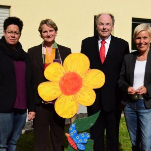 m Gespräch: Die SPD-Bundestagsabgeordnete Bettina Müller (rechts) mit bhw-Geschäftsführer Reinhold Medebach (3. v. l.), dessen Stellvertreterin, Eva Reichert (2. v. l.) und die Leiterin des Gederner Wohnheims, Tina Schäb (1. v. l.).