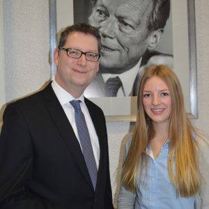Praktikantin Lea Berwein traf im Hessischen Landtag den SPD-Fraktionsvorsitzenden Thorsten Schäfer-Gümbel