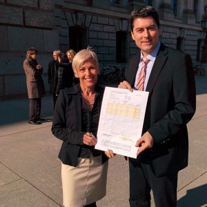 Die beiden SPD-Bundestagsabgeordneten Bettina Müller und Dr. Sascha Raabe mit dem Stein des Anstoßes: ein Stundenzettel zur Arbeitszeiterfassung