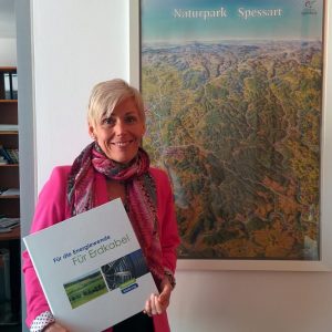 Bettina Müller mit der Hameler Erklärung in ihrem Berliner Büro