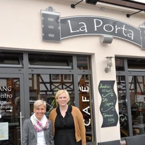 Die SPD-Bundestagsabgeordnete Bettina Müller machte sich in Büdingens  Altstadt selbst ein Bild vom Café La Porta und sprach mit Diplom-Pädagogin  Uta Pfeifer, der Leiterin des Modellprojektes Familienstadt mit Zukunft.