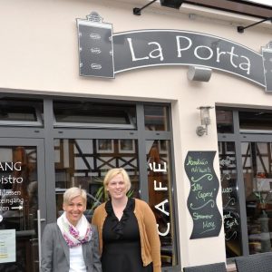 Die SPD-Bundestagsabgeordnete Bettina Müller machte sich in Büdingens Altstadt selbst ein Bild vom Café La Porta und sprach mit Diplom-Pädagogin Uta Pfeifer, der Leiterin des Modellprojektes Familienstadt mit Zukunft.