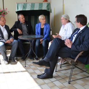 Im Gespräch: SPD-Bundestagsabgeordnete Bettina Müller und Landrat Joachim Arnold mit Dr. Gloria Behrens, Dr. Thorsten Fritz sowie Mario Becker
