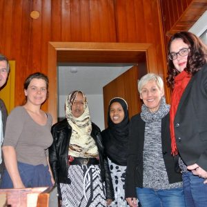 Foto v.r.n.l.: Lisa Gnadl, MdL. Bettina Müller, MdB, 2 Bewohnerinnen in der Flüchtlingsunterkunft, Jugendpflegerin u. Flüchtlingsbetreuerin Tanja Velten, Bürgermeister Adolf Ludwig