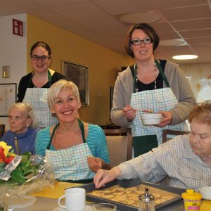 v.l.n.r.: stehend: Aufsichtsratsvorsitzende Susanne Simmler, Bettina Müller, MdB und Lisa Gnadl, MdL sowie Bewohner der Einrichtung