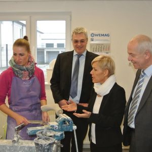 Die SPD-Bundestagsabgeordnete Bettina Müller und Linsengerichts Bürgermeister Albert Ungermann besuchten das Sanitätshaus-Unternehmen Bußfeld & Schiller.
