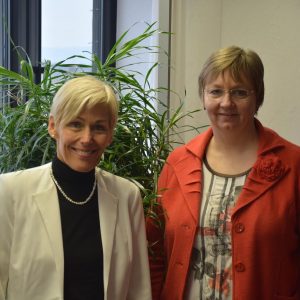 Deutschkurse für Flüchtlinge dieses Thema war ein Schwerpunkt des Fachgesprächs, das die SPD-Bundestagsabgeordnete Bettina Müller mit der Vorsitzenden der Geschäftsführung der Agentur für Arbeit Hanau, Heike Hengster, führte. Für die Politikerin steht f