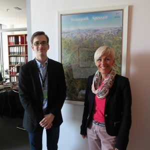 Noah Kraus vor seinem Bundestagsbüro mit Bettina Müller