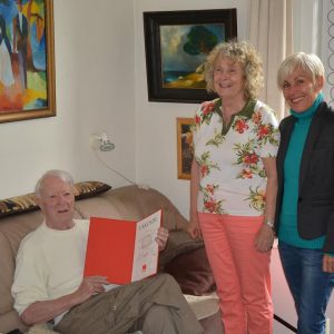 Ehrung für 70 Jahre SPD-Mitgliedschaft: Jubilar Georg Schlaga mit Ellen Dietz (Mitte) und der SPD-Bundestagsabgeordneten Bettina Müller (rechts). Foto: Thomas Runkel