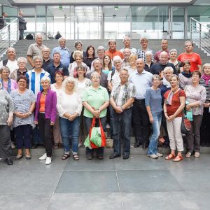 Die SPD-Bundestagsabgeordnete Bettina Müller (vorne, 4. v.l.) mit ihren Besucherinnen und Besuchern aus Linsengericht, Gelnhausen, Gründau, Biebergemünd, Freigericht, Kefenrod, Hirzenhain, Gedern, Ortenberg, Wölfersheim, Nidda, Echzell, Florstadt, Butzbac