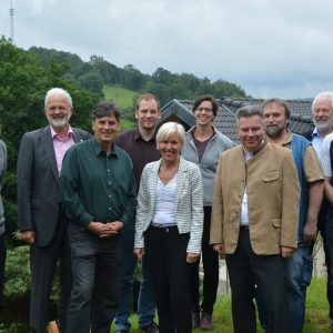 Bettina Müller (vorne, Mitte) mit Mitgliedern des Archäologischen Spessartprojektes (ASP) und Wissenschaftlern beim Arbeitstreffen in Lohrhaupten. Foto: Thomas Runkel