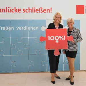 Bettina Müller, MdB mit Manuela Schwesig, Bundesministerin für Familie, Senioren, Frauen und Jugend (Foto: Andreas Amann)