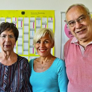 Unterstützen die SPD-Bundestagsabgeordnete Bettina Müller (Mitte) bei einer erneuten Kandidatur: die Vertreter der AG 60 plus der SPD Main-Kinzig, Cornelia und Michael Schell. Foto: Christina Fischer