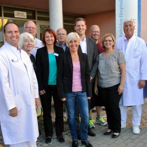 Verwaltungsdirektor Klaus Wöhrle sowie sein stellvertreter Michael Hedtrich begrüßen die Büdinger SPD Fraktion mit Bettina Müller, MdB. Dabei waren ebenfalls Chefarzt Dr. Hilbig, Oberarzt Dr. Hertel, Chefarzt Dr. Rapp, Pflegedirektorin Diana Kirscht u. Pf