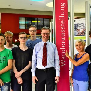 Haben rege diskutiert: Teilnehmer der Politik-AG der Henry-Harnischfeger-Schule, ihre Lehrerin Julia Czech (links), SPD-Bundestagsabgeordnete Bettina Müller und Gunter Smits, Referat Öffentlichkeitsarbeit des Deutschen Bundestages Foto: Christina Fischer