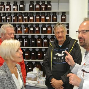 Bundestagsabgeordnete Bettina Müller mit Vertretern der SPD Gründau im Gespräch mit Apotheker Thomas Lüdtke