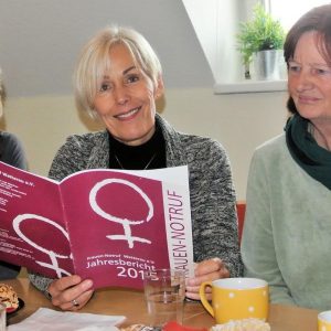 Die SPD-Bundestagsabgeordnete Bettina Müller im Gespräch mit Renate Fleischer Neumann (re.) und Christa Mansky (li.) vom Frauen-Notruf Wetterau.