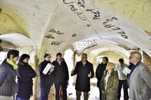 Unverkennbar: Der Zahn der Zeit - er nagte am Wächtersbacher Schloss. Aber es wird besser. Die Grundsteinlegung am Samstag markiert den Neuanfang für das Gebäude, das seit Jahrzehnten vor sich hin modert. Bettina Müller, SPD-Bundestagsabgeordnete, besucht