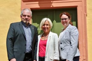 Bettina Müller und Lisa Gnadl mit Gederns Bürgermeister Guido Kempel