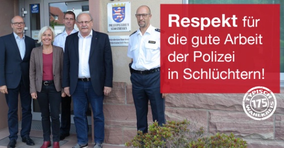 v.l.n.r.: Roland Ullmann (Polizeipräsident des Polizeipräsidiums Südosthessen), Bettina Müller (MdB), Wilhelm Schmits (stellv. Dienststellenleiter), Heinz Lotz (MdL) und Claus Spinnler (Direktionsleiter)