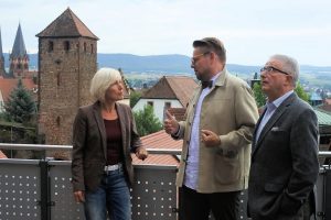 Bettina Müller im Gespräch mit Hospizleiter Frank Hieret und Förderkreis-Mitglied Eugen Glöckner