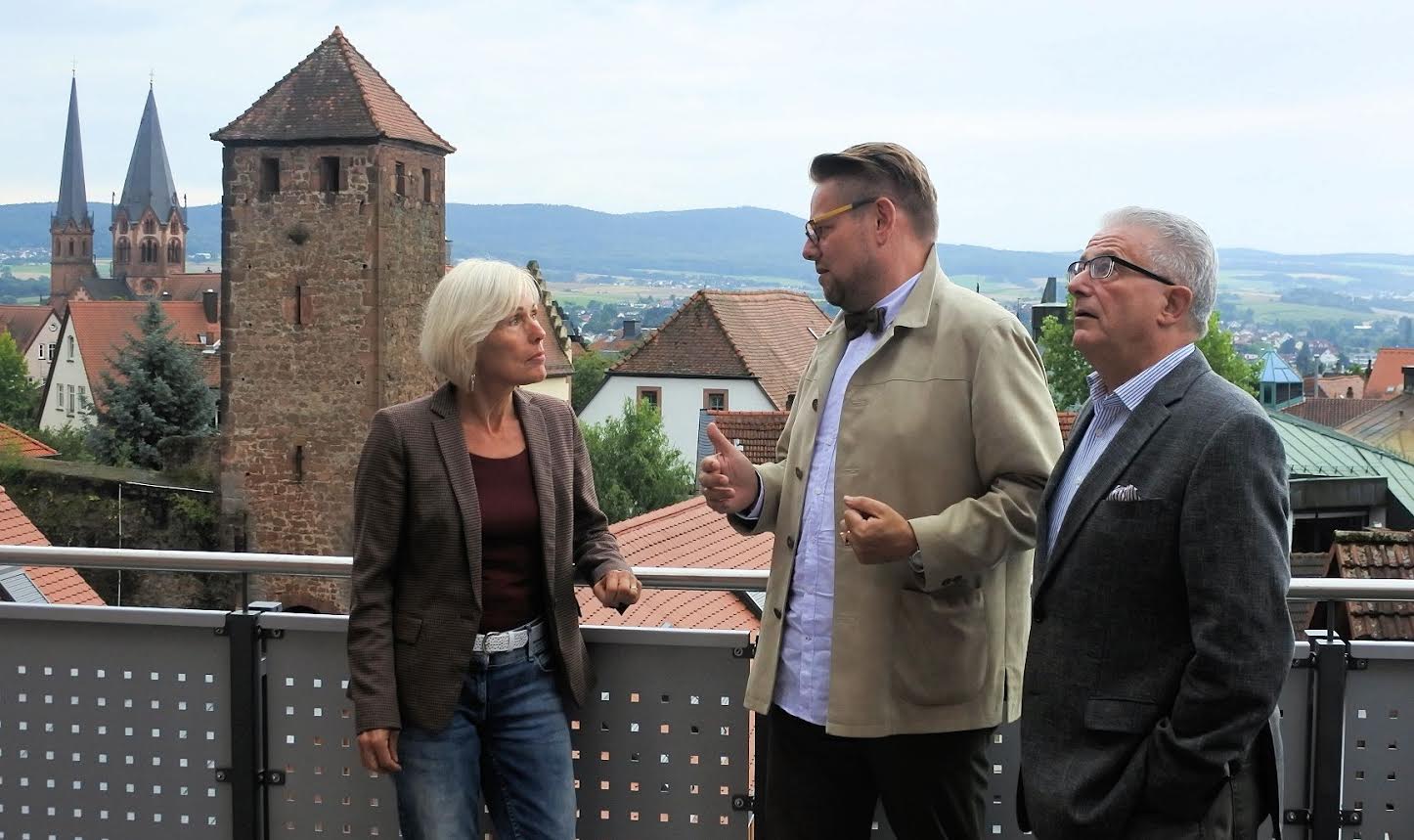 Bettina Müller im Gespräch mit Hospizleiter Frank Hieret und Förderkreis-Mitglied Eugen Glöckner