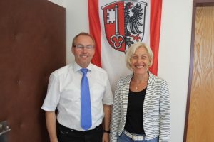 Bettina Müller (SPD) im Gespräch mit Gründaus Bürgermeister Helfrich