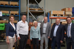 Bundestagsabgeordnete Bettina Müller, Landtagsabgeordneter Heinz Lotz und Bürgermeister Andreas Weiher im Gespräch mit der Geschäftsführung