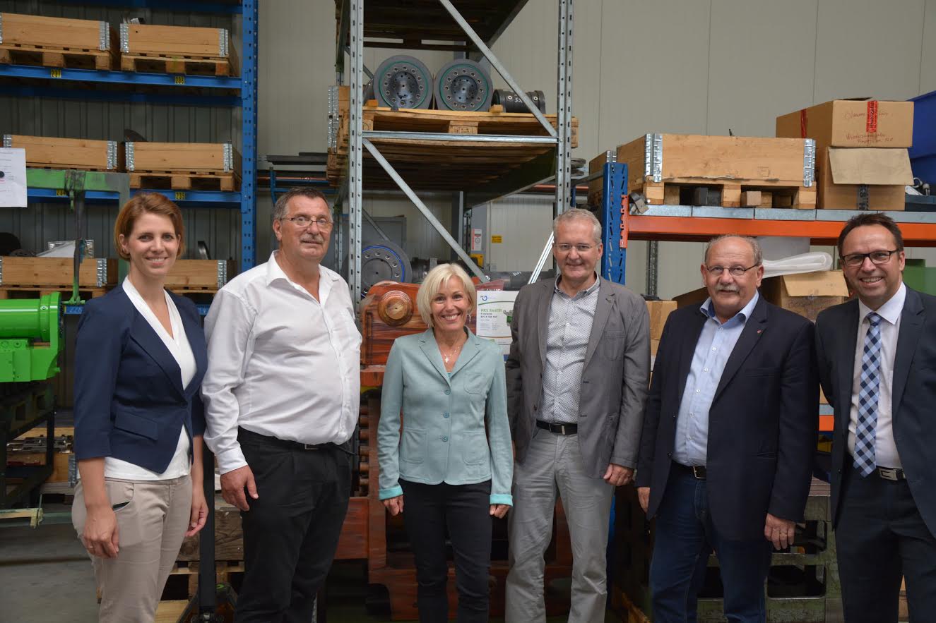 Bundestagsabgeordnete Bettina Müller, Landtagsabgeordneter Heinz Lotz und Bürgermeister Andreas Weiher im Gespräch mit der Geschäftsführung