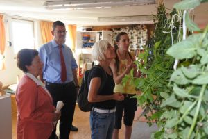 Bettina Müller zu Besuch im Naturkinderland Erlenhof, v.l.: Irmgard Reichert (SPD-Glauburg), Bürgermeister Carsten Krätschmer, Bettina Müller und Isabella Drung (Einrichtungsleiterin).