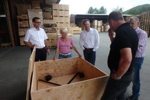 Im Gespräch: Bettina Müller, SPD-Bundestagsabgeordnete und Matthias Lins, Geschäftsführer von Holzbau Lins sowie Bürgermeister Carsten Ullrich und SPD-Vorsitzender Oliver Habekost. Foto: Nils Lieberknecht
