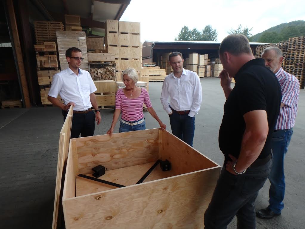 Im Gespräch: Bettina Müller, SPD-Bundestagsabgeordnete und Matthias Lins, Geschäftsführer von Holzbau Lins sowie Bürgermeister Carsten Ullrich und SPD-Vorsitzender Oliver Habekost. Foto: Nils Lieberknecht