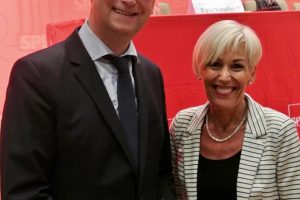 Thorsten Schäfer-Gümbel, stellvertretender SPD-Bundesvorsitzender sowie Oppositionsführer im Hessischen Landtag und Bettina Müller, heimische SPD-Bundestagsabgeordnete diskutieren mit Bürgern. Foto: Manfred Scheid-Varisco