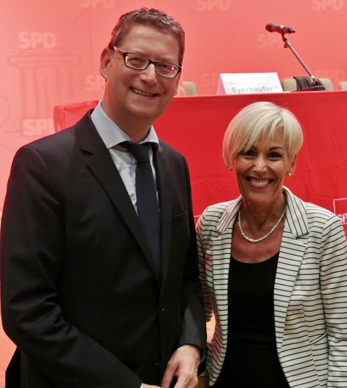 Thorsten Schäfer-Gümbel, stellvertretender SPD-Bundesvorsitzender sowie Oppositionsführer im Hessischen Landtag und Bettina Müller, heimische SPD-Bundestagsabgeordnete diskutieren mit Bürgern. Foto: Manfred Scheid-Varisco