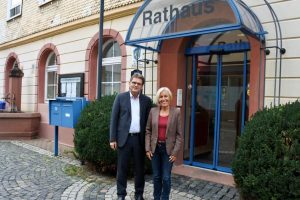 Bettina Müller und Lothar Büttner vor dem Rathaus Bad Soden-Salmünster