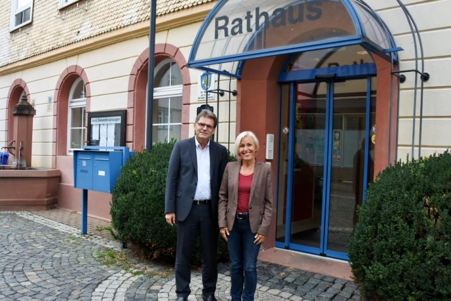 Bettina Müller und Lothar Büttner vor dem Rathaus Bad Soden-Salmünster