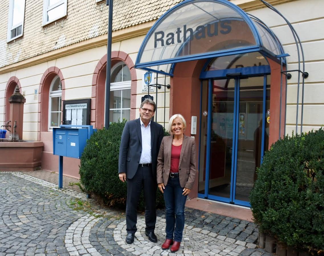 Bettina Müller und Lothar Büttner vor dem Rathaus Bad Soden-Salmünster