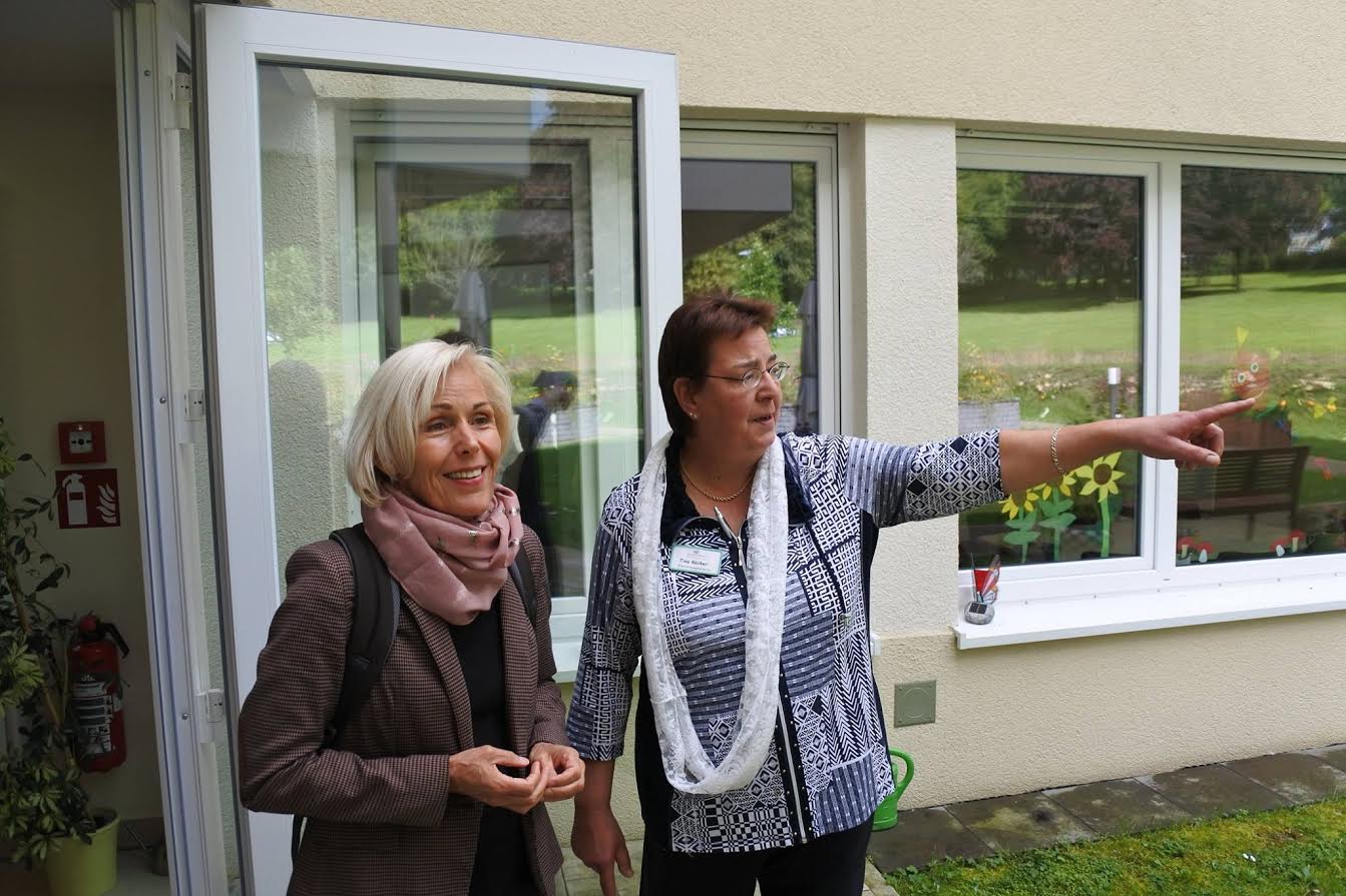 Zu Besuch im Haus am Vierstädtepark: Die SPD-Bundestagsabgeordnete Bettina Müller ließ sich von Einrichtungsleiterin Tina Becker das Konzept erläutern.